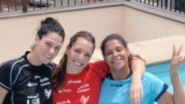 <b>EN EL AGUA. </b>Cuadrado, Pinedo y Mangué celebraron con un chapuzón el pase a semifinales.