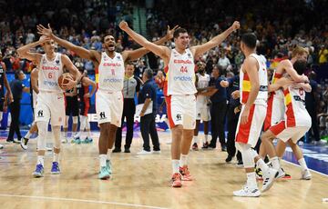 El equipo español celebra la medalla de oro del Eurobasket tras ganar a Francia en la final por 88-76.