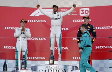 Lewis Hamilton, Bottas y Max Verstappen en podio del Gran Premio de Ja pón. 