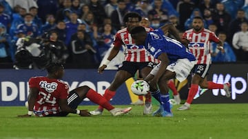 BOGOTA - COLOMBIA, 30-03-2022: Millonarios F. C. y Atletico Junior durante partido de la fecha 13 por la Liga BetPlay DIMAYOR I 2022 jugado en el estadio Nemesio Camacho El Campin de la ciudad de Bogota. / Millonarios F. C. and Atletico Junior during a match of the 13th date for the BetPlay DIMAYOR I 2022 League played at the Nemesio Camacho El Campin Stadium in Bogota city. / Photo: VizzorImage / Luis Ramirez / Staff.