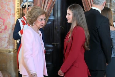 La Reina Sofía y la Princesa Leonor durante la recepción celebrada tras la imposición del Toisón de Oro en el Palacio Real.