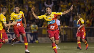 Jairo Arrieta celebra un gol con Herediano.