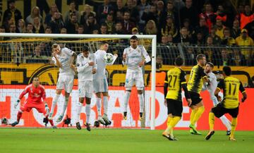 Lanzamiento de una falta directa de Aubameyang con Kroos, Varane, Cristiano Ronaldo y Casemiro en la barrera.