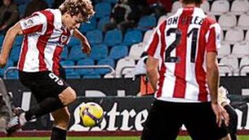 <b>EMOCIONANTE. </b>Fernando Llorente estuvo a punto de empatar el partido, pero su remate se encontró con la espalda de su compañero Javi Martínez.