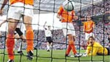 <b>BATIDO. </b>Van der Sar cotempla desde el suelo cómo entra el centro-chut de Frings.