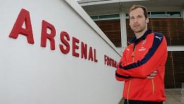 Cech, con los colores del Arsenal.