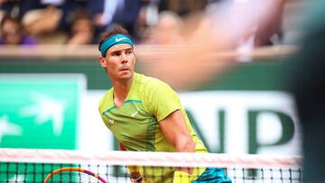 El tenista español Rafa Nadal devuelve la bola durante su partido ante Casper Ruud en la final de Roland Garros 2022.