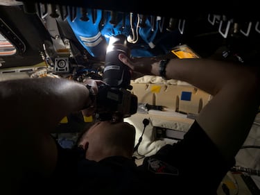 El astronauta de la Agencia Espacial Canadiense (CSA) y especialista de la misión Artemis II, Jeremy Hansen, toma fotografías utilizando una cubierta para la cámara que protege la ventana 2 de la nave espacial Orion durante el sobrevuelo de la Luna por la tripulación de Artemis II.