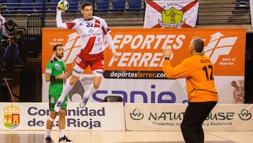 &Auml;ngel Fern&aacute;ndez, en un lanzamiento en la Liga.