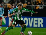 SEVILLA, 29/01/2026.- El centrocampista colombiano del Betis Nelson Deossa (d) intenta escaparse con el balón durante el partido de la octava jornada de la UEFA Liga Europa que Real Betis y Feyenoord disputan hoy jueves en el estadio de La Cartuja, en Sevilla. EFE/ Raúl Caro.