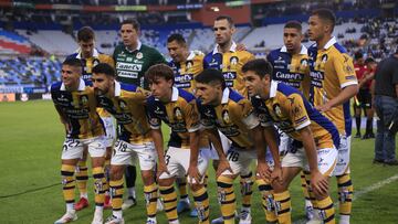 AME2370. PACHUCA (MÉXICO), 16/07/2024.- Jugadores de San Luis posan este martes, durante el partido de la jornada 3 del torneo Apertura 2024 del fútbol mexicano entre Pachuca y Atlético San Luis, celebrado en el estadio Hidalgo de Pachuca (México). EFE/ David Martínez Pelcastre