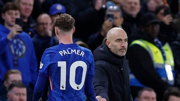 Soccer Football - Premier League - Chelsea v Everton - Stamford Bridge, London, Britain - December 13, 2025 Chelsea's Cole Palmer shakes hands with manager Enzo Maresca after being substituted Action Images via Reuters/Peter Cziborra EDITORIAL USE ONLY. NO USE WITH UNAUTHORIZED AUDIO, VIDEO, DATA, FIXTURE LISTS, CLUB/LEAGUE LOGOS OR 'LIVE' SERVICES. ONLINE IN-MATCH USE LIMITED TO 120 IMAGES, NO VIDEO EMULATION. NO USE IN BETTING, GAMES OR SINGLE CLUB/LEAGUE/PLAYER PUBLICATIONS. PLEASE CONTACT YOUR ACCOUNT REPRESENTATIVE FOR FURTHER DETAILS..