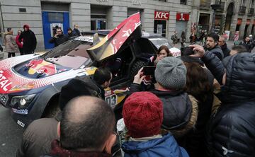 El coche delante de la Antigua Casa de Correos, Sede de la presidencia de la Comunidad de Madrid