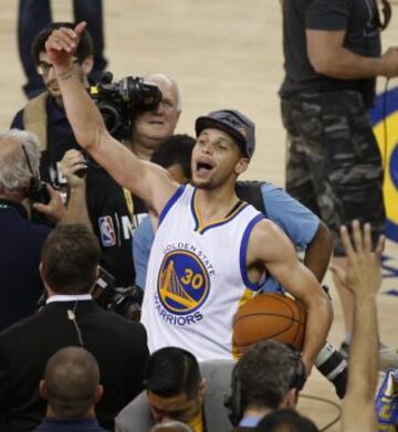 Stephen Curry celebra la victoria en el séptimo partido ante Oklahoma City Thunder.