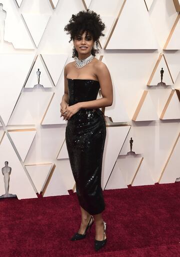 La actriz Zazie Beetz con vestido negro del diseñador  Thom Browne. 