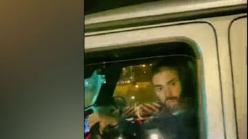La escena tiene a los atléticos echando humo: Carrasco va a regalar su camiseta y vean lo que hace el policía