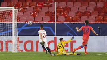 Giroud le gana la partida a Sergi Gómez.