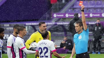 VALLADOLID. PHOTOGENIC/PABLO REQUEJO. 25/10/20. FUTBOL, PARTIDO DE LIGA SANTANDER TEMPORADA 2020/2021 ENTRE EL REAL VALLADOLID Y EL ALAVÉS. PENALTI LUCAS, EXPULSION NACHO