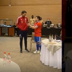 El especial regalo que recibió Brereton y que desató las risas del plantel de la Roja