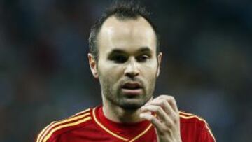 El jugador Andrés Iniesta de España sale del campo después de terminar el tiempo regular del partido contra Portugal en la semifinal de la Eurocopa 2012 en Donetsk (Ucrania). España ganó y es finalista del torneo.