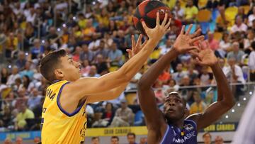 GRAFCAN7518. LAS PALMAS DE GRAN CANARIA, 13/10/2019.- El jugador del Herbalife Gran Canaria Fabio Santana (i) y el jugador del Morabanc Andorra Bandja Sy durante el partido de la liga ACB que ambos equipos disputaron este domingo en el Gran Canaria Arena, en Las Palmas de Gran Canaria. EFE/Elvira Urquijo A.