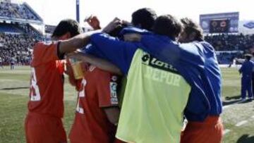 <b>LANZADOS. </b>Los jugadores del Deportivo celebran uno de los últimos goles logrados ayer en el Rico Pérez.
