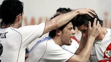 <b>OBSESIÓN. </b>Coke, que celebra un gol con sus compañeros, sólo piensa en llevar al Rayo a Segunda.