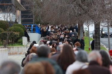 Entrada de familiares de las victimas y ciudadanos al interior del Palacio de Deportes Carolina Marín.
