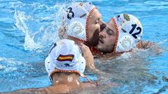 Alejandro Bustos (12) se abraza a Sergi Cabanas (8) durante el Mundial.