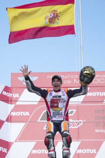 Marc Márquez celebra el título mundial. 