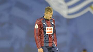 Los jugadores del Eibar, abatidos tras la derrota