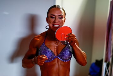 Una competidora se mira en el espejo detrás del escenario durante el evento de culturismo Arnold Classic Europe en Las Rozas.