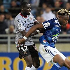 El Valencia sigue a Simakan, según L'Equipe