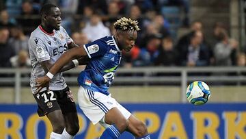 Simakan pelea una pelota con Coly en un partido del Estrasburgo.