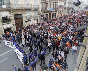 Cientos de personas celebran el Centenario por las calles de Valencia. 