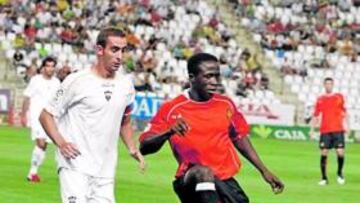 <b>KEITA. </b>El futbolista guineano controla un balón durante el amistoso de ayer.