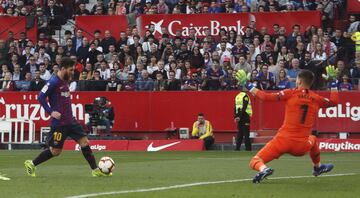 El jugador del Barcelona, Leo Messi, marca el 2-3 al Sevilla. 