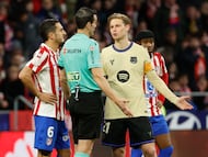 MADRID, 12/02/2026.- El árbitro Martínez Munuera anula el gol de Cubarsí, del Barcelona, durante el partido de ida de la semifinales de la Copa del Rey que Atlético de Madrid y FC Barcelona disputan este jueves en el estadio Metropolitano, en Madrid. EFE/Mariscal