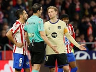 MADRID, 12/02/2026.- El árbitro Martínez Munuera anula el gol de Cubarsí, del Barcelona, durante el partido de ida de la semifinales de la Copa del Rey que Atlético de Madrid y FC Barcelona disputan este jueves en el estadio Metropolitano, en Madrid. EFE/Mariscal