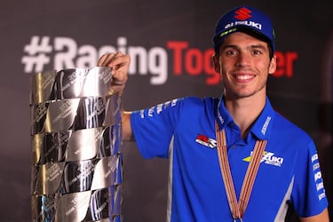 La pandemia del coronavirus no sólo ha trastocado los grandes premios del Mundial de motociclismo, también su tradicional gala de final de temporada. A falta de la gran fiesta en Valencia tras la última carrera, los pilotos campeones recibieron sus trofeos en una reducida entrega de premios el domingo en Portimao.