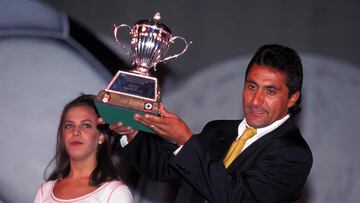 1995/96: File photo of Julio Zamora of Cruz Azul his Citlallis trophy during the mexican soccer/Foto de archivo de Julio Zamora de Cruz Azul  con el trofeo Citlallis durante el torneo de futbol mexicano.MEXSPORT/DAVID LEAH