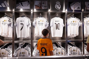 Tienda del Bernabéu con las camisetas de Mbappé.
