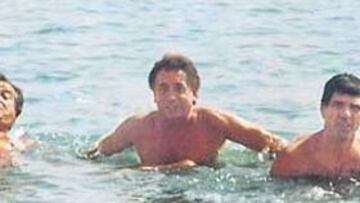 <b>TODOS JUNTOS. </b>Julio Meana, en el centro, se baña junto a Villar y Padrón en un viaje de la Federación.