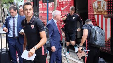 Los jugadores del Sevilla, con Reguil&oacute;n al frente, en su viaje a la capital vasca.