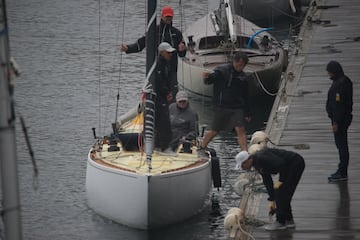 El Rey Juan Carlos a su llegada a puerto tras su embarco en el  'El Bribn' en el Real Club Nutico de Sanxenxo.