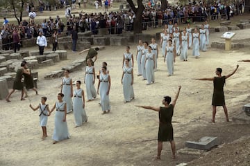 Se realizó la tradicional ceremonia en Olimpia donde se encendió la antorcha olímpica que pasará por 7.500 atletas y recorrerá más de 2.000 kilómetros.