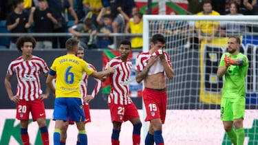 Atletico Madrid's Montenegrin defender Stefan Savic (C) reacts during the Spanish league football match between Cadiz CF and Club Atletico de Madrid at the Nuevo Mirandilla stadium in Cadiz on October 29, 2022. (Photo by JORGE GUERRERO / AFP) (Photo by JORGE GUERRERO/AFP via Getty Images)