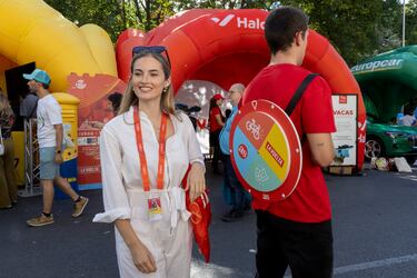 AS celebró la última etapa de La Vuelta 2024 con varias actividades en la ‘fan zone’. El público pudo montarse en un looping o participar en una competición de bicicletas estáticas y  poner a prueba sus conocimientos sobre La Vuelta con un juego de preguntas.
