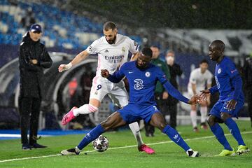 Rüdiger y Benzema pugnan por un balón sobre el césped del Di Stéfano, en la ida de las semifinales de la Champions 2020-21.