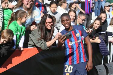 La jugadora del Barcelona Femenino Asisat Oshoala se fotografía con las aficionadas blaugranas.